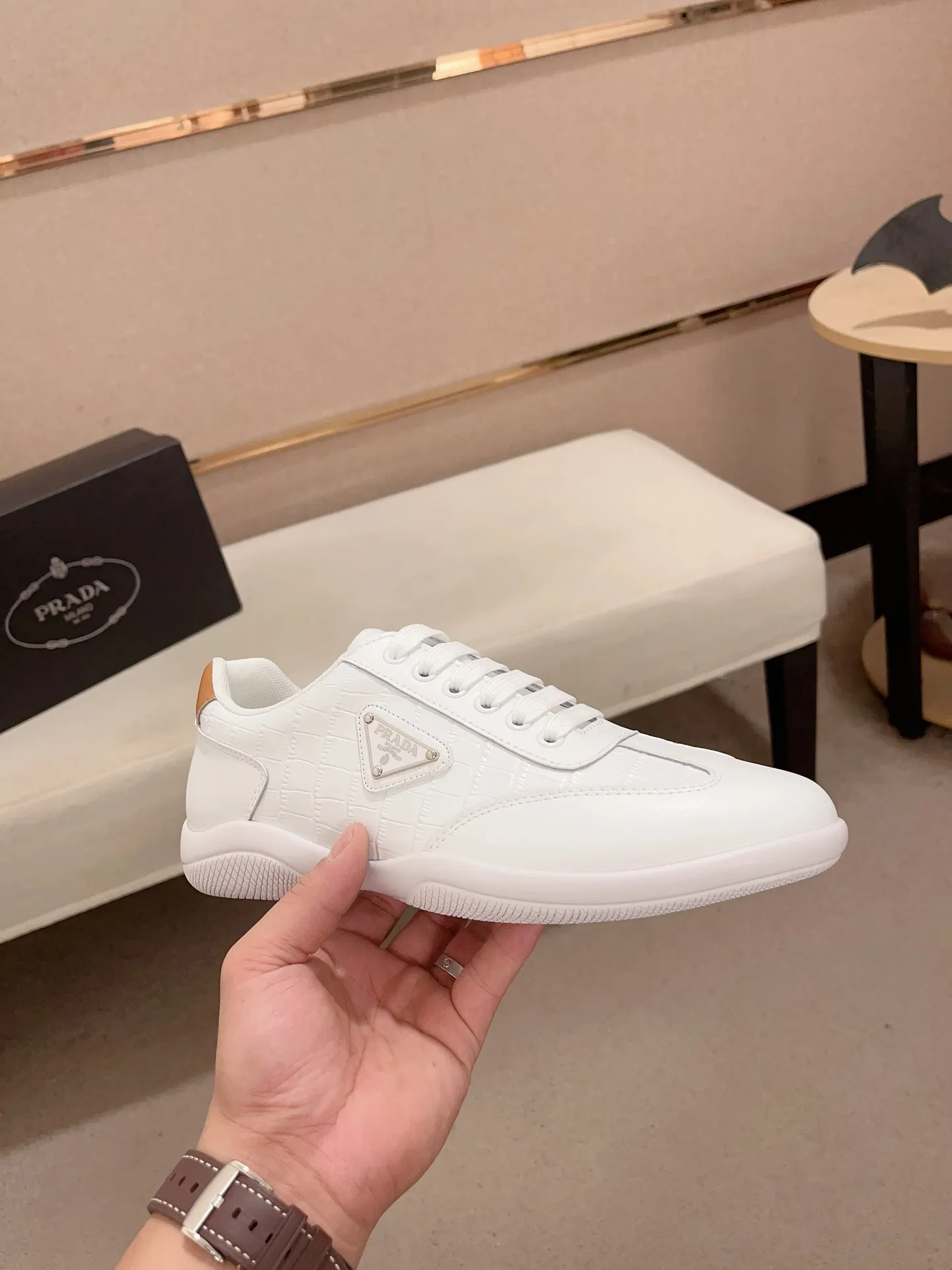 Factory price 420💰 ✔️✔️✔️The new PRADA (Prada) counters are launched simultaneously. The new men's shoes and 😘fabrics are made of selected first-layer cowhide ➕ breathable mesh technology. Lining: Full sheepskin lining. 👍🏿 High-end ☄️ air-cushion molded anti-slip rubber outsole, exquisite lines, simple and elegant, comfortable and high-end for leisure travel. Code number: 38 to 44 (45 can be customized)